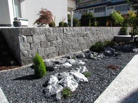 Granitmauer mit Kleinmauersteinen