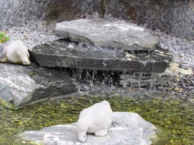 Wasserspiel auf Granit
